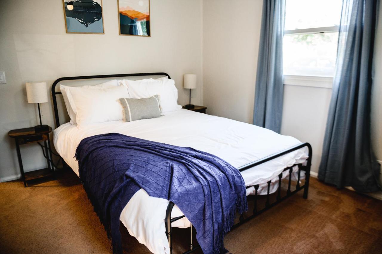 Urban Cottage: Homey & Convenient Huntington Bagian luar foto
